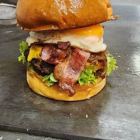 Hamburguesa con huevo y tocino de Masa Masters
