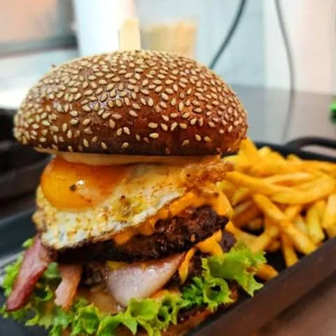 Hamburguesa con huevo, tocino y papas fritas de Masa Masters