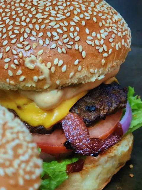 Hamburguesa con cheddar y tocino de Masa Masters